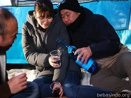 Akhir cerita sang istri pergi berkemah bersama tetangga mesum