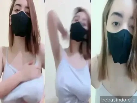 Gadis cantik ini mempunyai hobi menggosok payudaranya